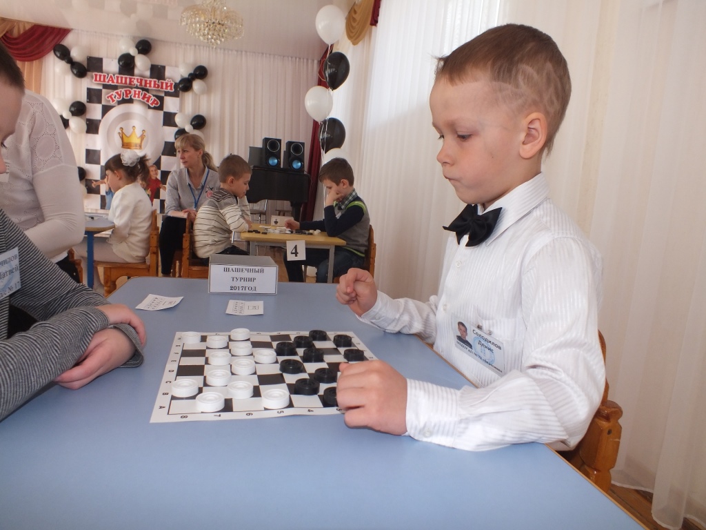 36 шашистов 15 из россии. Белозеров шашист. Юный шашист.